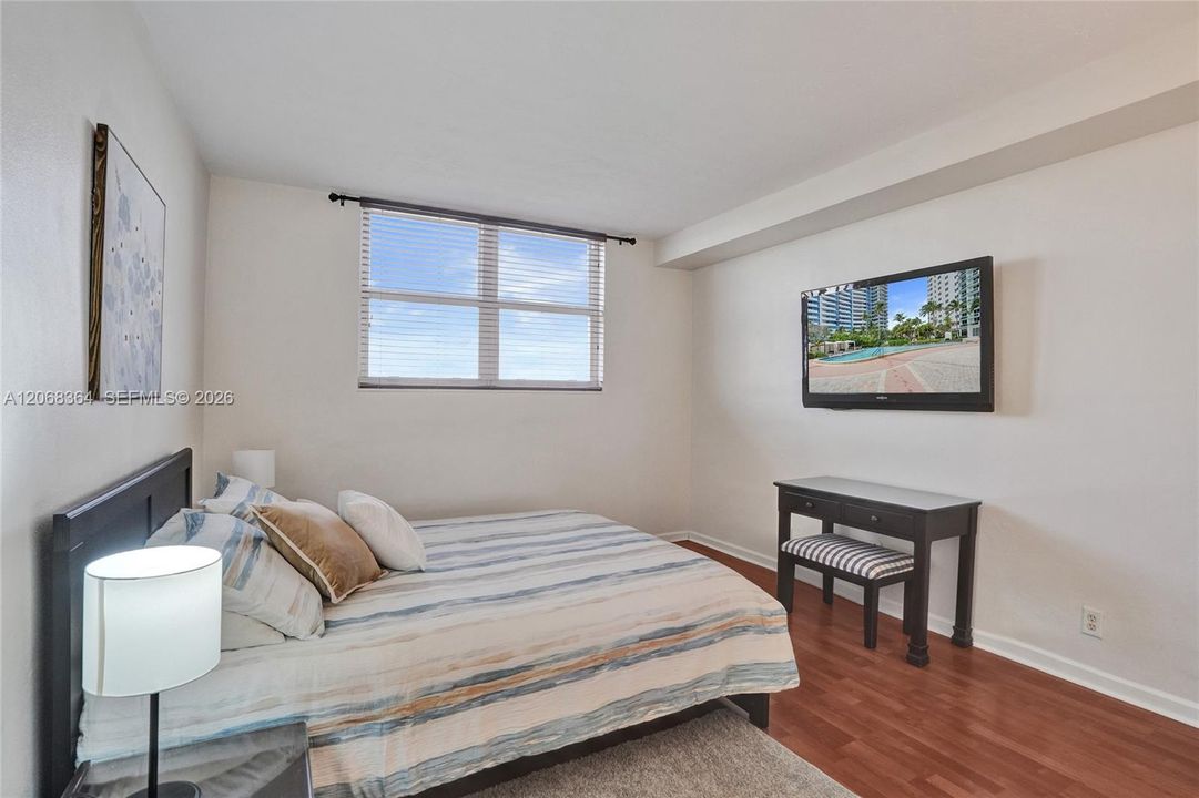 For Rent: $2,550 (1 beds, 1 baths, 906 Square Feet)