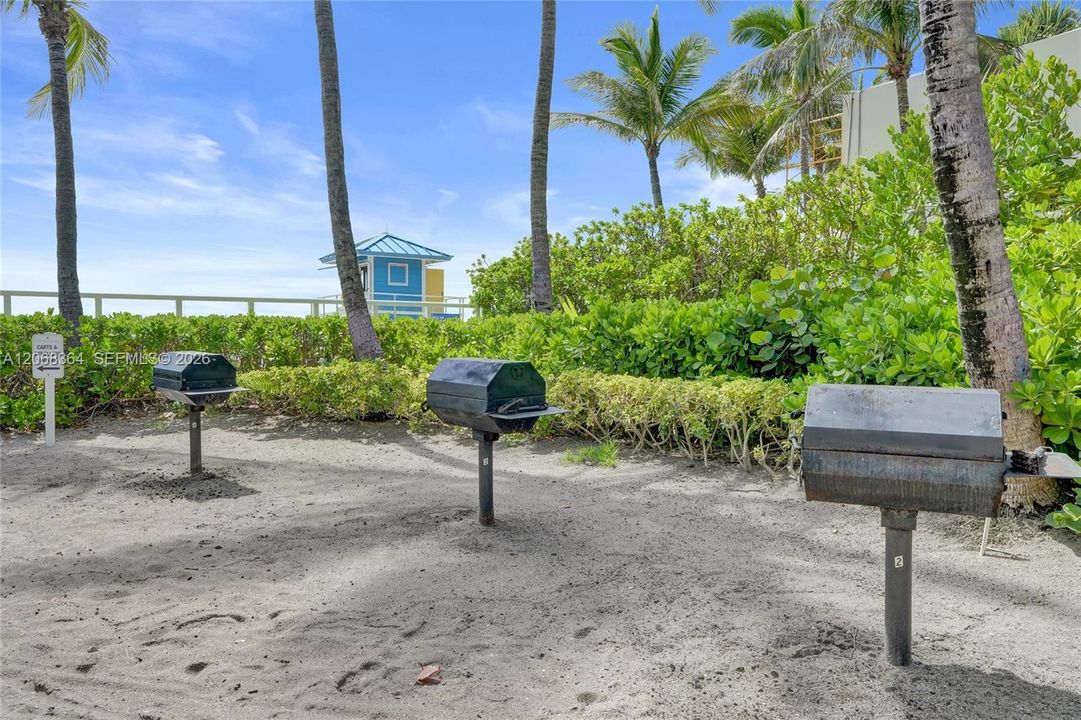 For Rent: $2,550 (1 beds, 1 baths, 906 Square Feet)