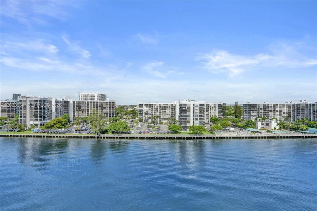 For Rent: $2,550 (1 beds, 1 baths, 906 Square Feet)