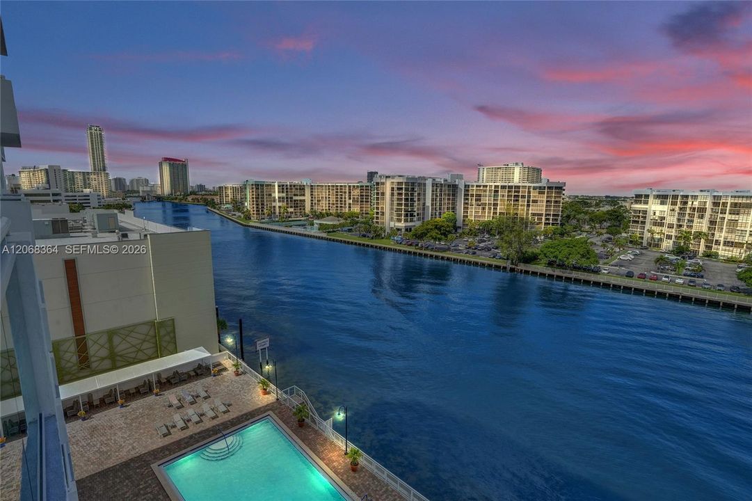 For Rent: $2,550 (1 beds, 1 baths, 906 Square Feet)