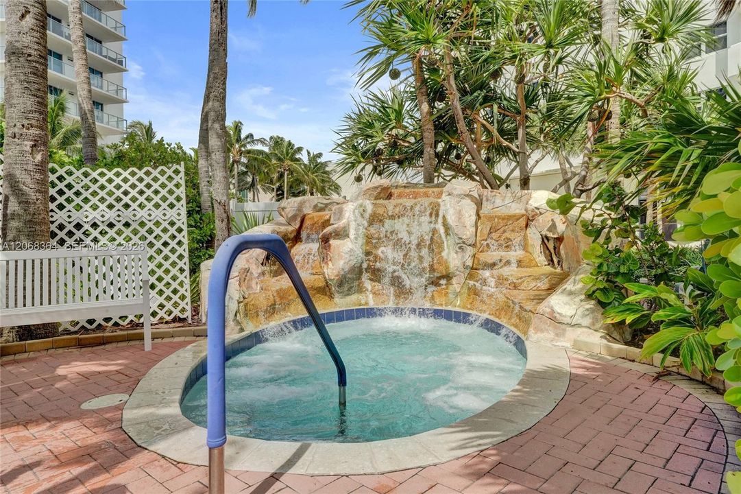 For Rent: $2,550 (1 beds, 1 baths, 906 Square Feet)