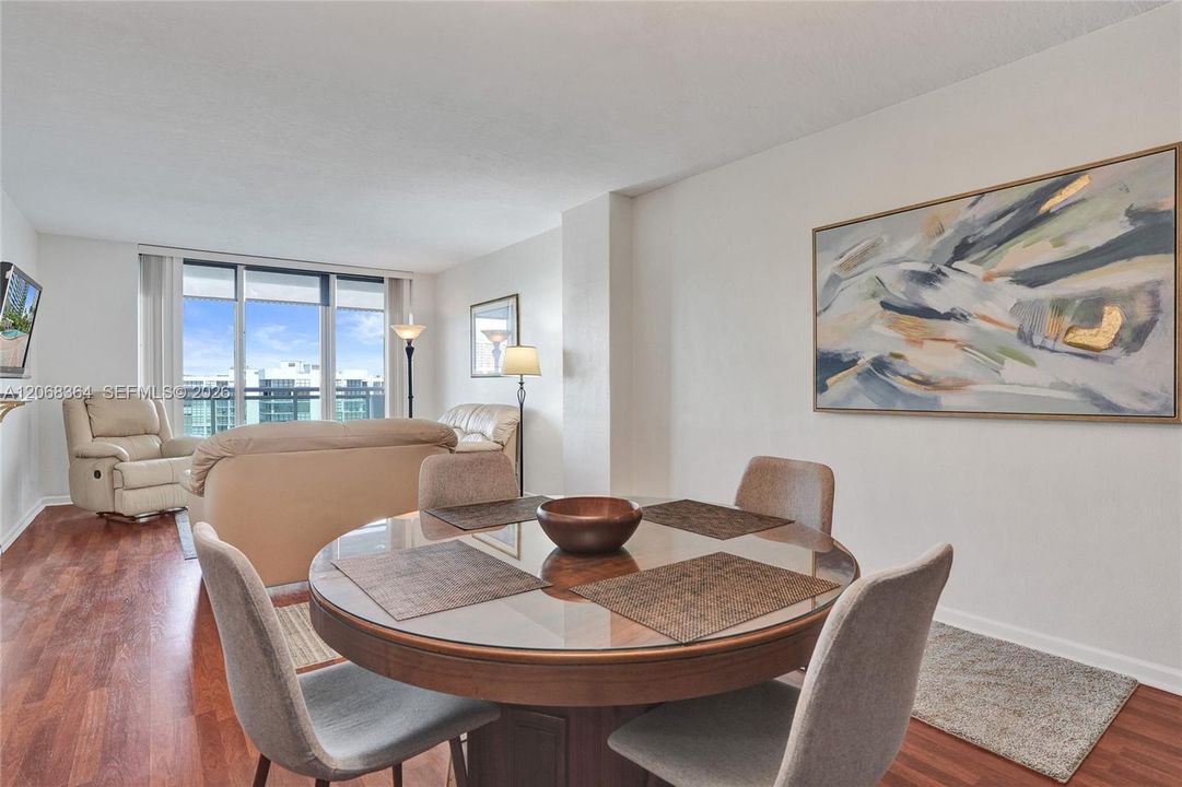For Rent: $2,550 (1 beds, 1 baths, 906 Square Feet)