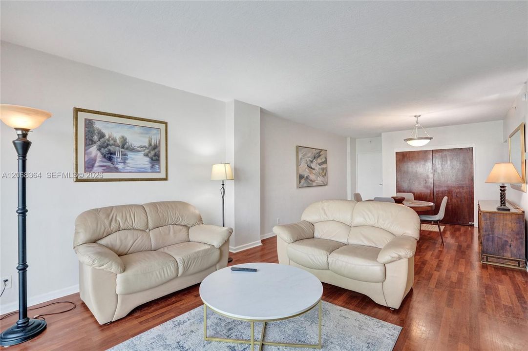 For Rent: $2,550 (1 beds, 1 baths, 906 Square Feet)
