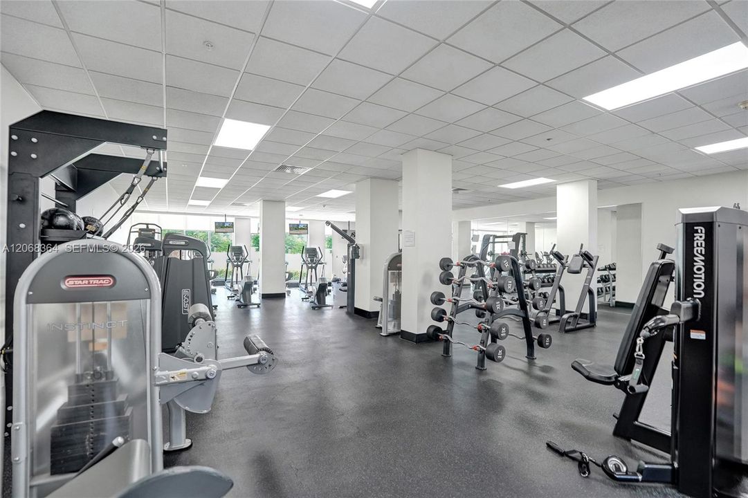 For Rent: $2,550 (1 beds, 1 baths, 906 Square Feet)