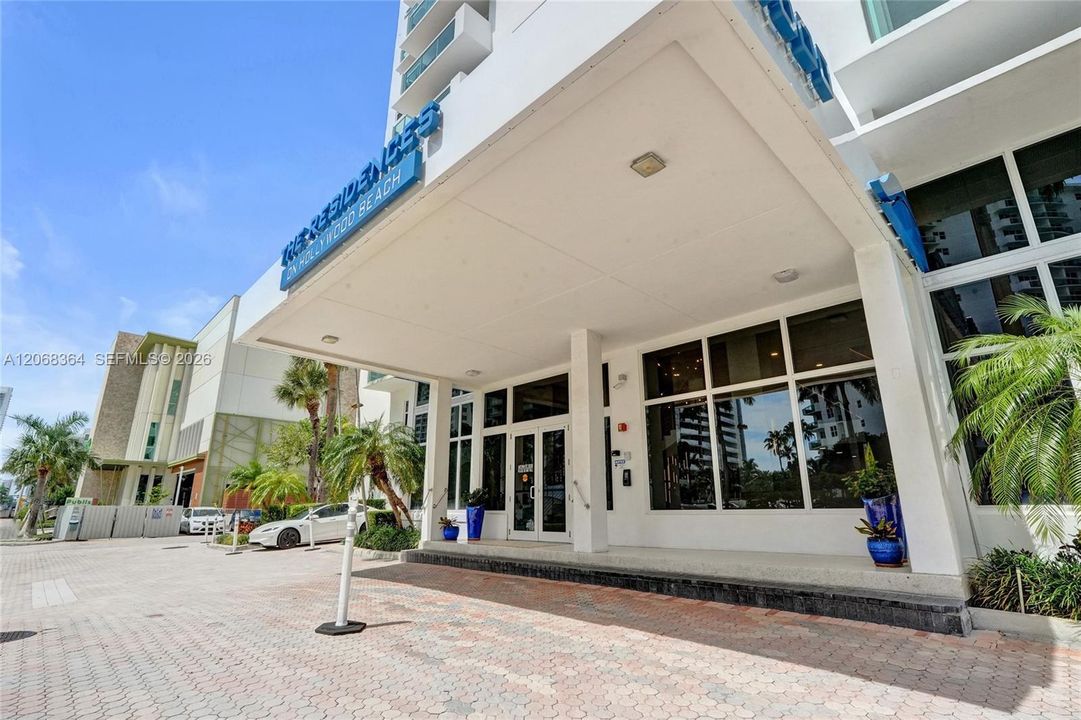 For Rent: $2,550 (1 beds, 1 baths, 906 Square Feet)