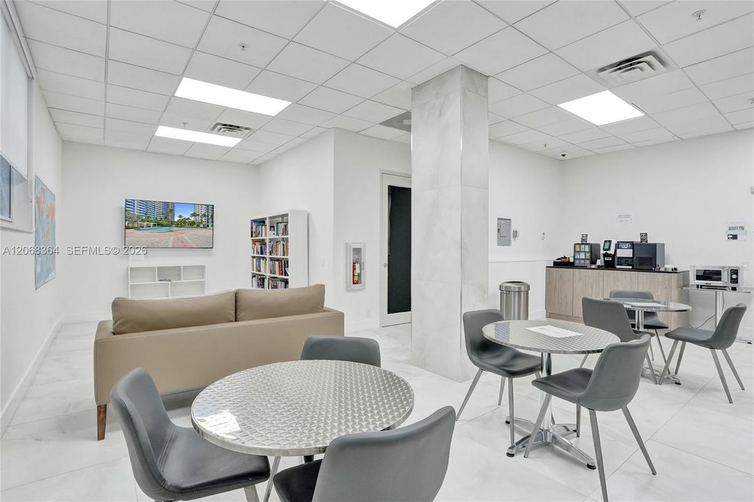 For Rent: $2,550 (1 beds, 1 baths, 906 Square Feet)