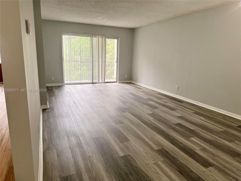For Rent: $1,625 (1 beds, 1 baths, 835 Square Feet)