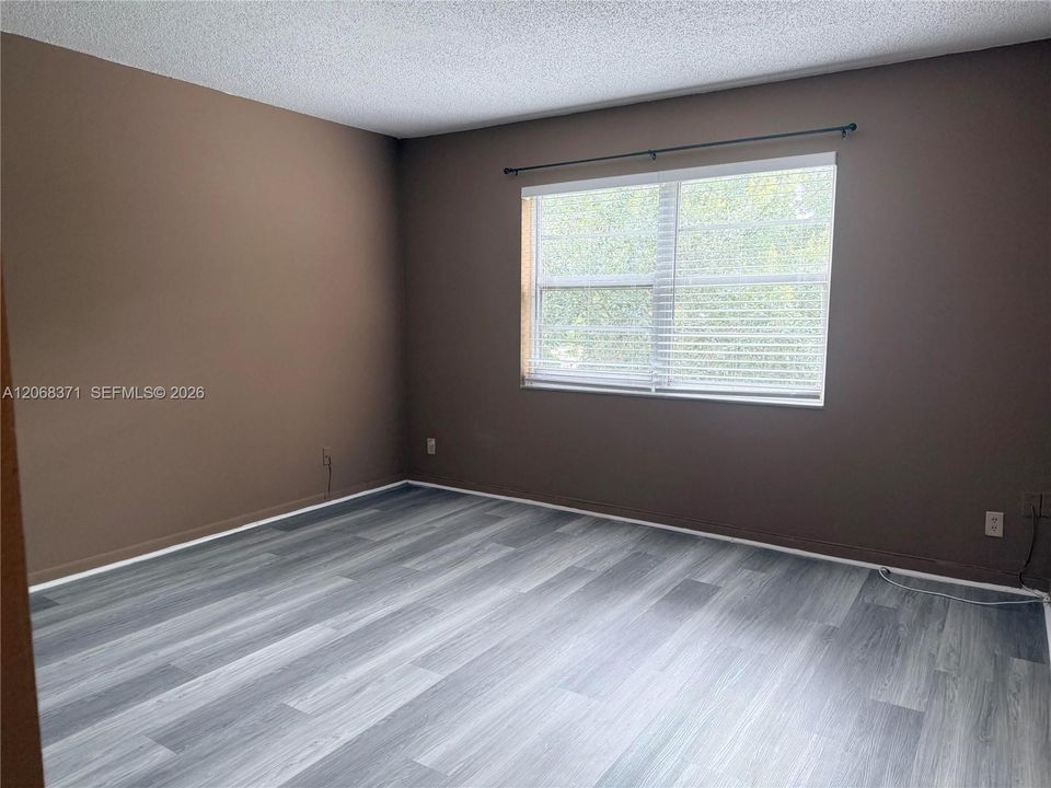 For Rent: $1,625 (1 beds, 1 baths, 835 Square Feet)