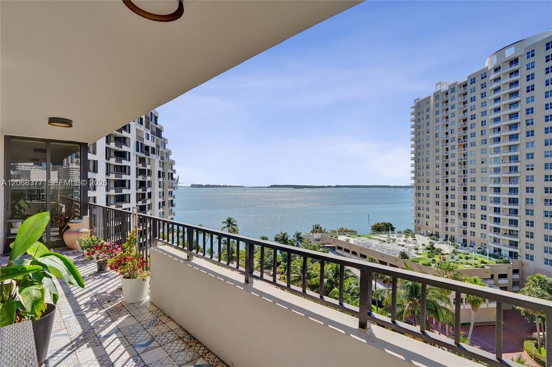 For Sale: $500,000 (2 beds, 2 baths, 1377 Square Feet)