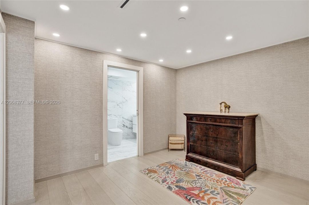 For Sale: $500,000 (2 beds, 2 baths, 1377 Square Feet)