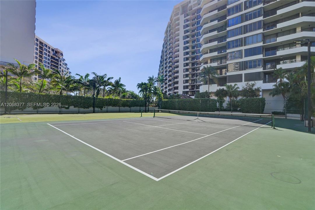 For Sale: $500,000 (2 beds, 2 baths, 1377 Square Feet)