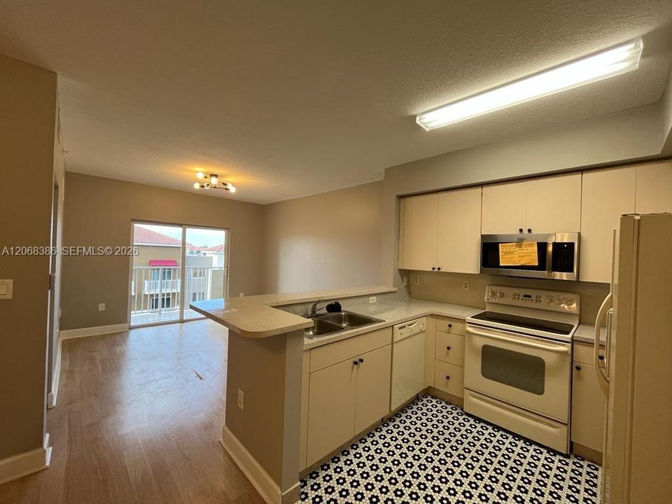 For Rent: $2,000 (2 beds, 2 baths, 809 Square Feet)