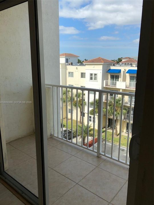 For Rent: $2,000 (2 beds, 2 baths, 809 Square Feet)