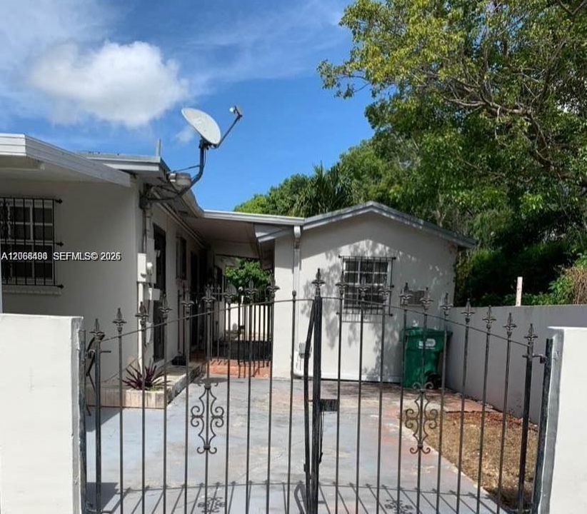 For Rent: $1,000 (1 beds, 1 baths, 3425 Square Feet)