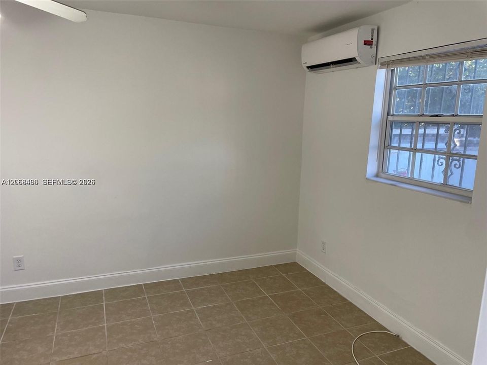 For Rent: $1,000 (1 beds, 1 baths, 3425 Square Feet)