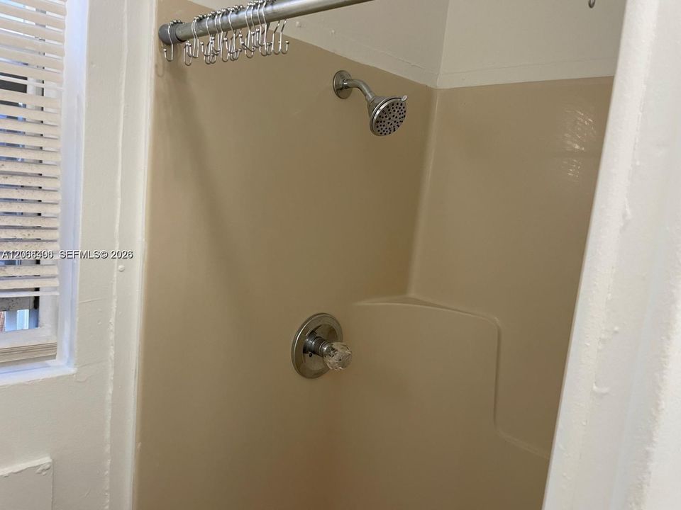 For Rent: $1,000 (1 beds, 1 baths, 3425 Square Feet)