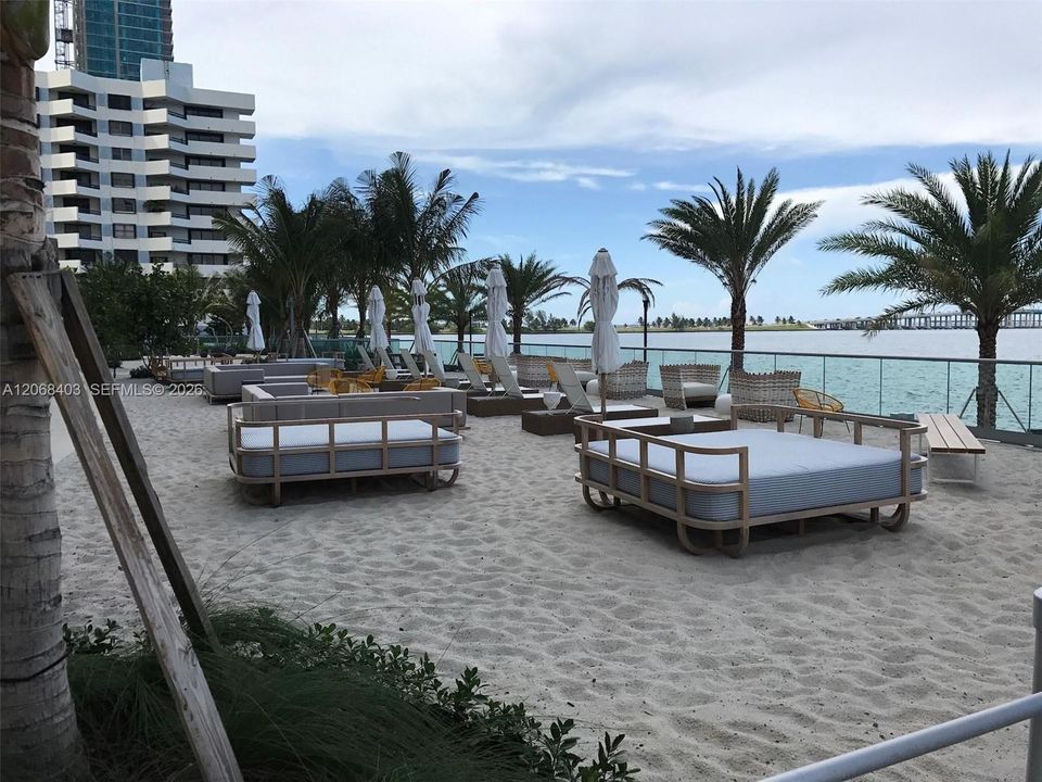 For Sale: $840,000 (2 beds, 2 baths, 1060 Square Feet)