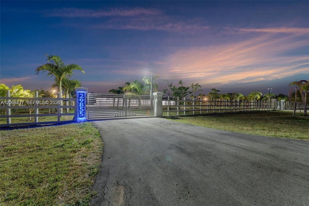 En Venta: $1,625,000 (4 camas, 2 baños, 2680 Pies cuadrados)