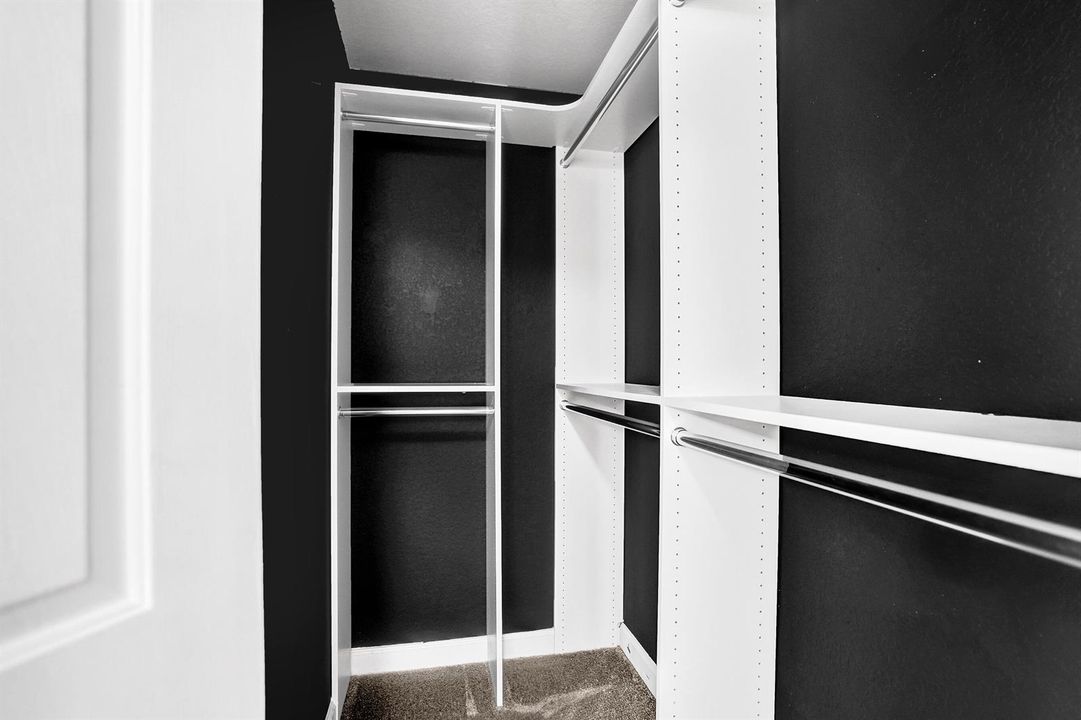 Main Bedroom Walkin Closet