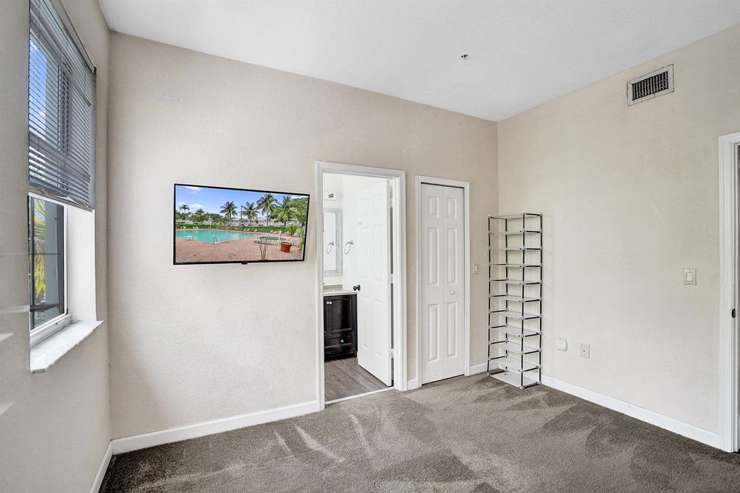 2nd Bedroom with Walkin Closet