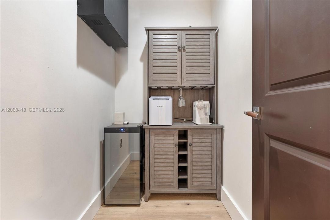 For Sale: $4,399,000 (5 beds, 4 baths, 3955 Square Feet)