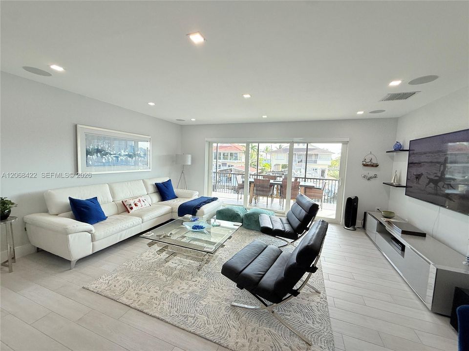 For Sale: $1,795,000 (3 beds, 2 baths, 1260 Square Feet)