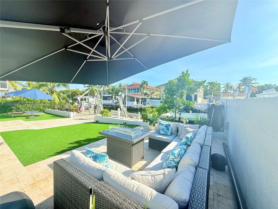 For Sale: $1,795,000 (3 beds, 2 baths, 1260 Square Feet)