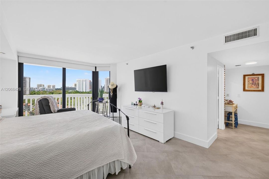 For Sale: $1,000,000 (3 beds, 2 baths, 1950 Square Feet)