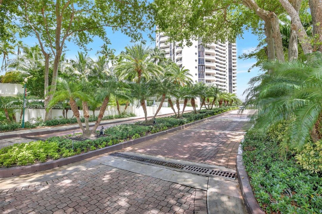 For Sale: $1,000,000 (3 beds, 2 baths, 1950 Square Feet)