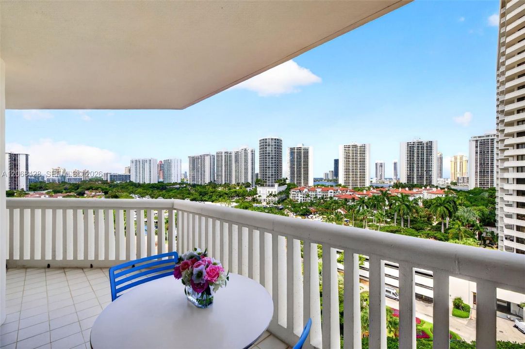 For Sale: $1,000,000 (3 beds, 2 baths, 1950 Square Feet)