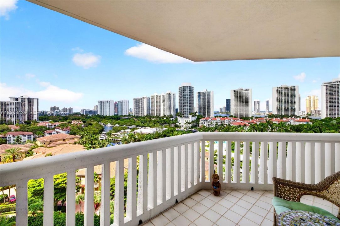 For Sale: $1,000,000 (3 beds, 2 baths, 1950 Square Feet)