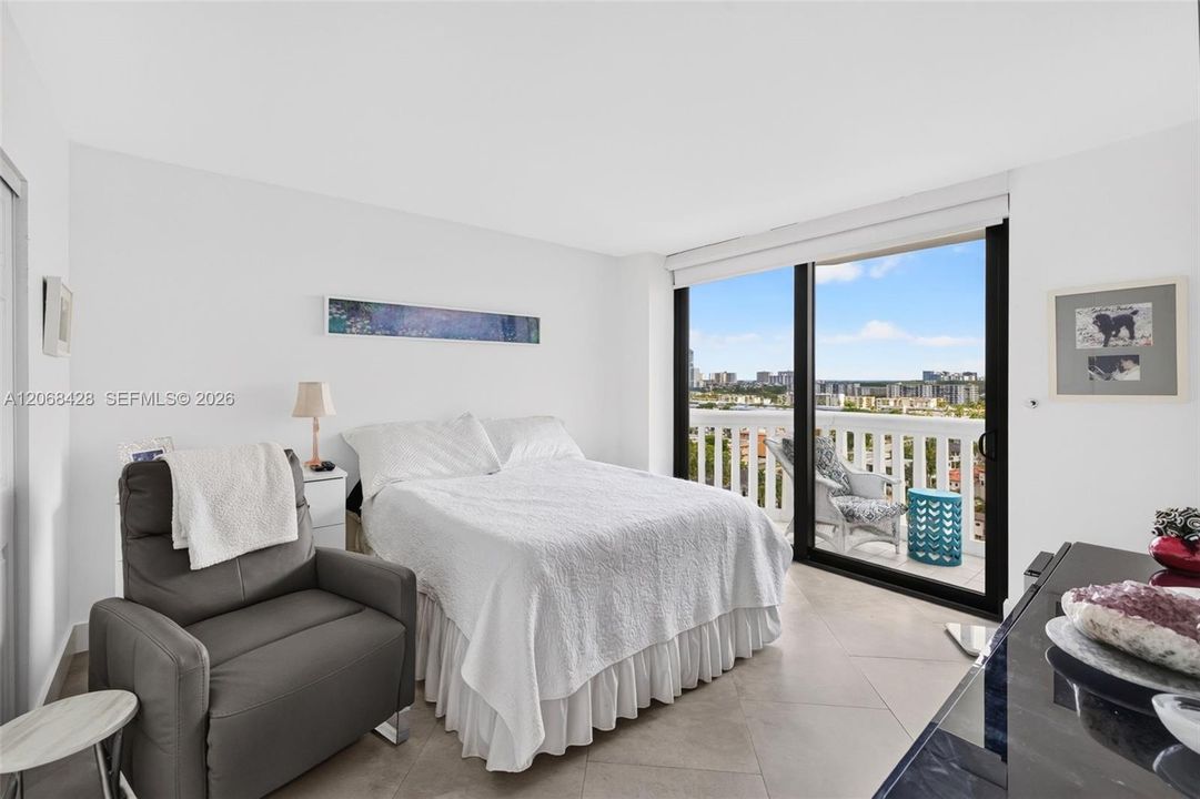 For Sale: $1,000,000 (3 beds, 2 baths, 1950 Square Feet)