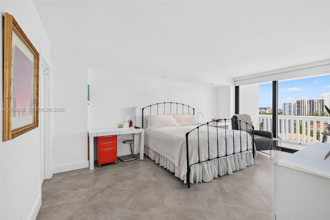 For Sale: $1,000,000 (3 beds, 2 baths, 1950 Square Feet)