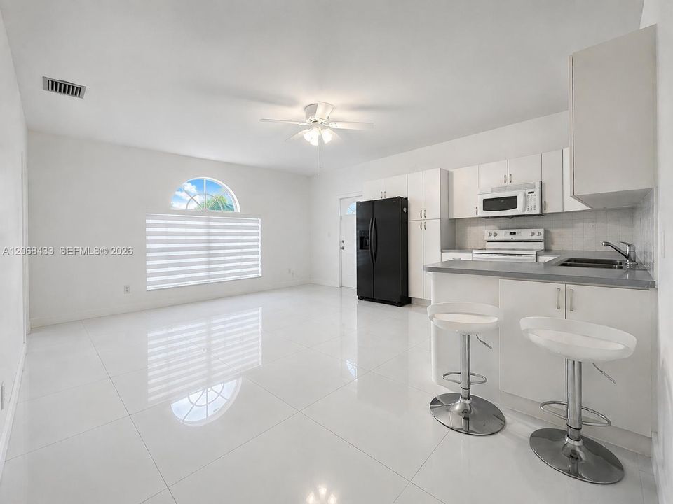 For Rent: $2,500 (2 beds, 1 baths, 1070 Square Feet)