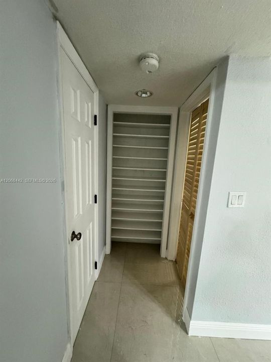 For Sale: $245,000 (1 beds, 1 baths, 951 Square Feet)