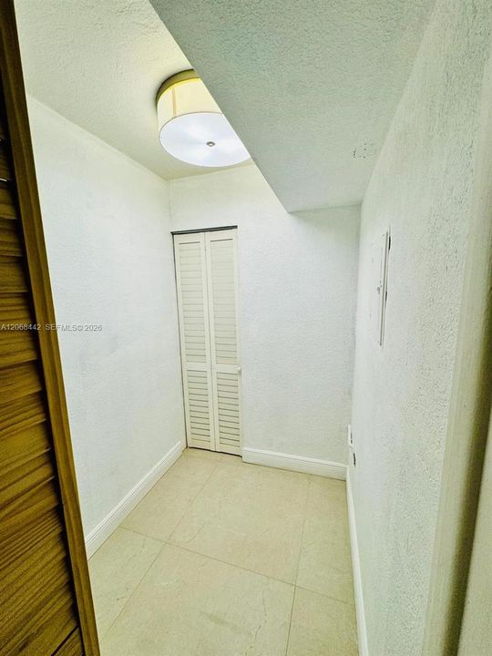 For Sale: $245,000 (1 beds, 1 baths, 951 Square Feet)