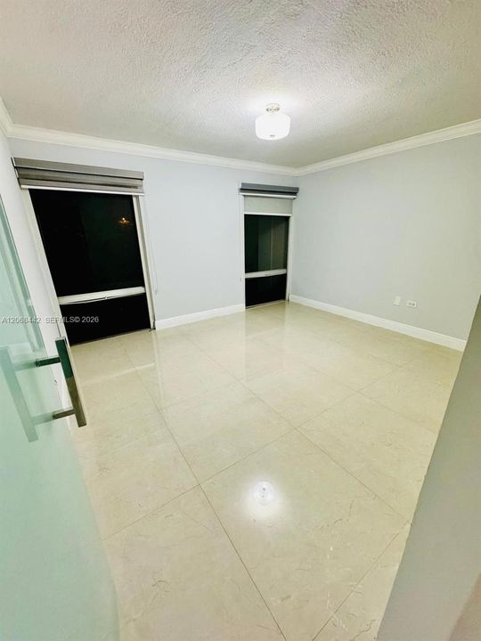 For Sale: $245,000 (1 beds, 1 baths, 951 Square Feet)