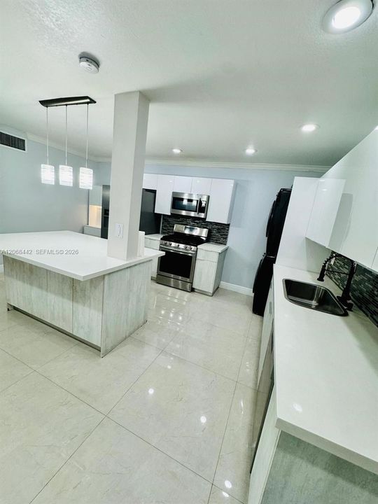 For Sale: $245,000 (1 beds, 1 baths, 951 Square Feet)