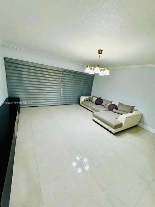 For Sale: $245,000 (1 beds, 1 baths, 951 Square Feet)