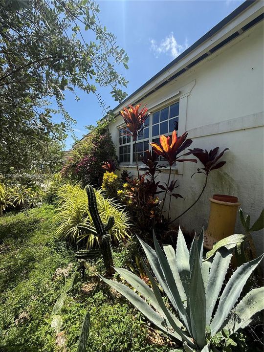 For Sale: $650,000 (3 beds, 2 baths, 1148 Square Feet)