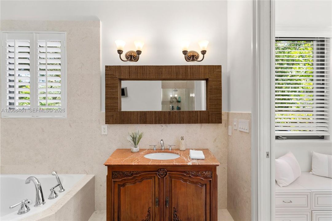 Activo con contrato: $3,350,000 (5 camas, 5 baños, 4562 Pies cuadrados)