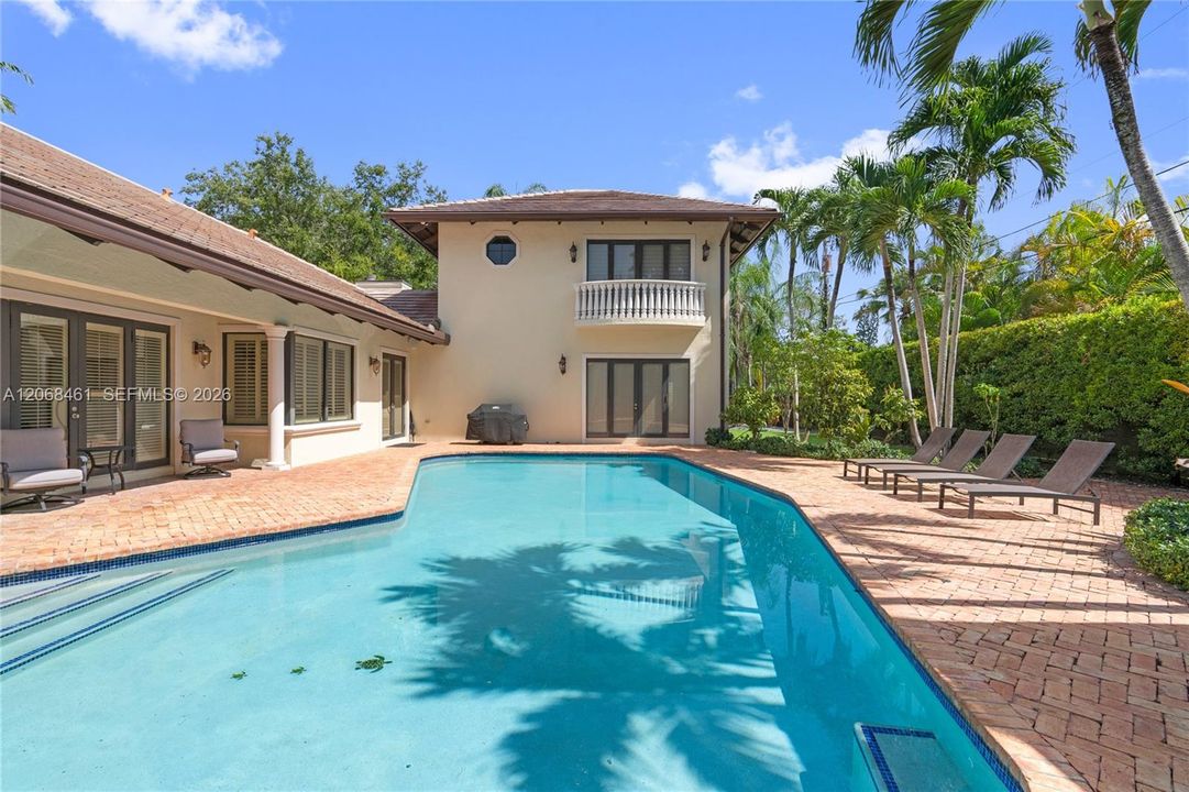Activo con contrato: $3,350,000 (5 camas, 5 baños, 4562 Pies cuadrados)