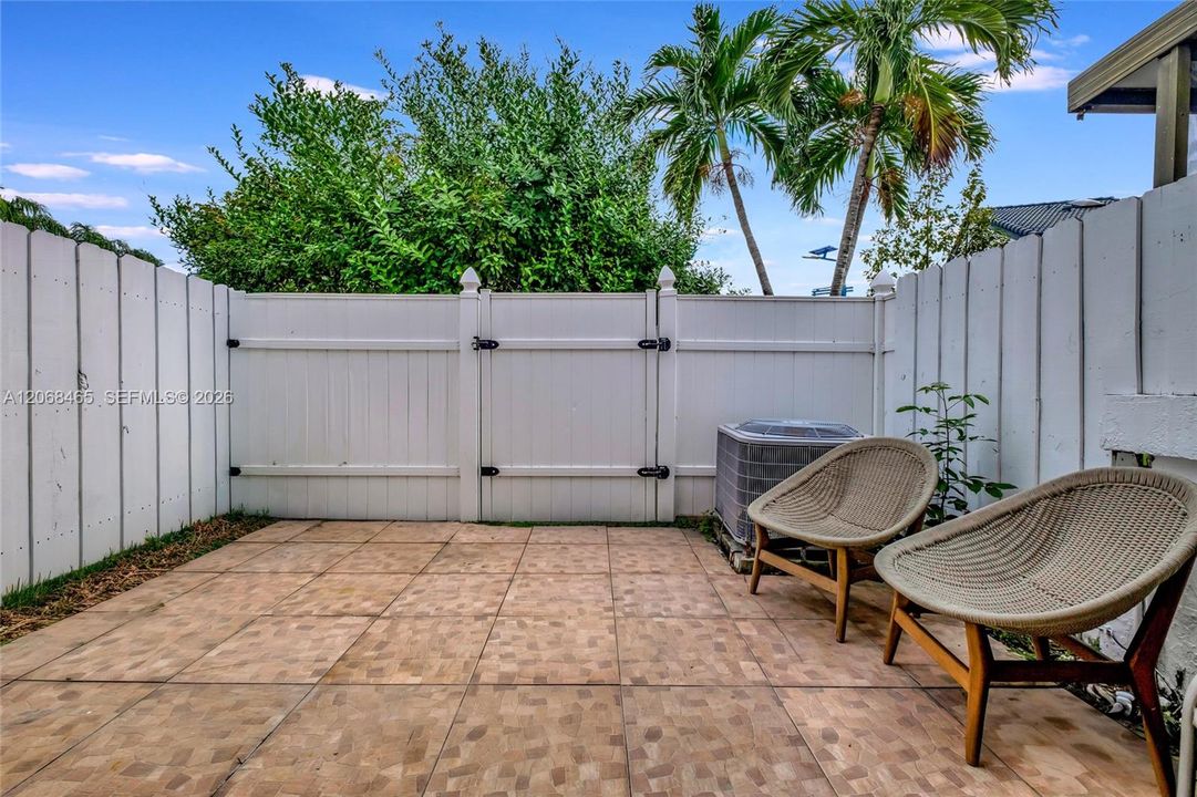 For Rent: $2,900 (2 beds, 2 baths, 1200 Square Feet)