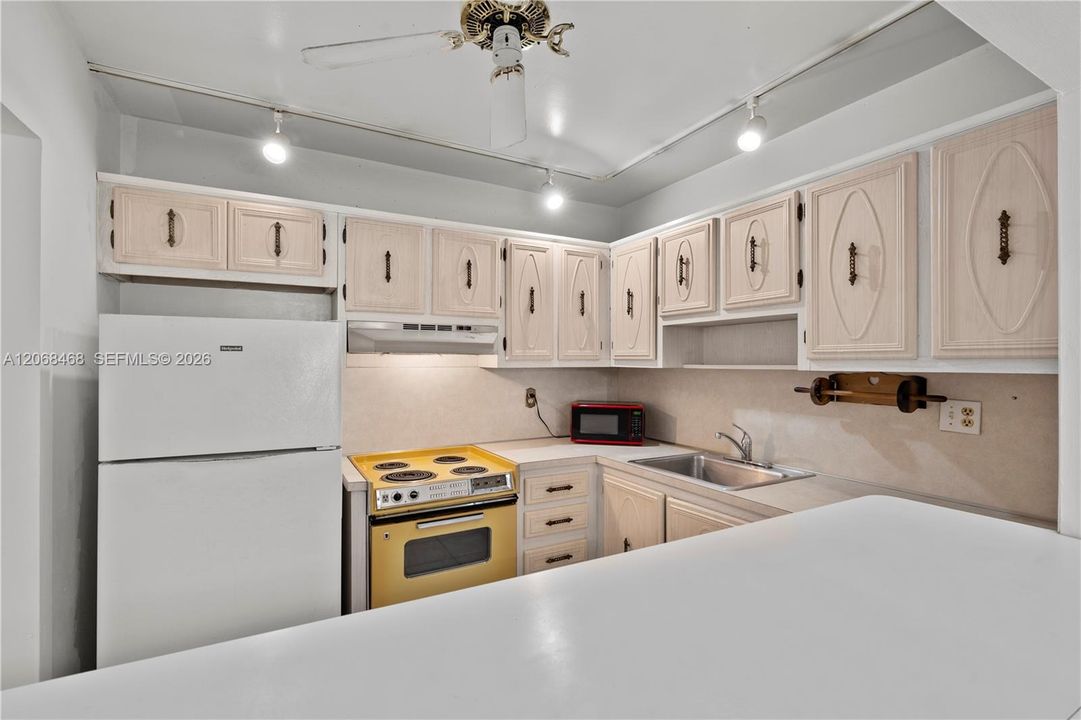 For Sale: $90,000 (1 beds, 1 baths, 680 Square Feet)