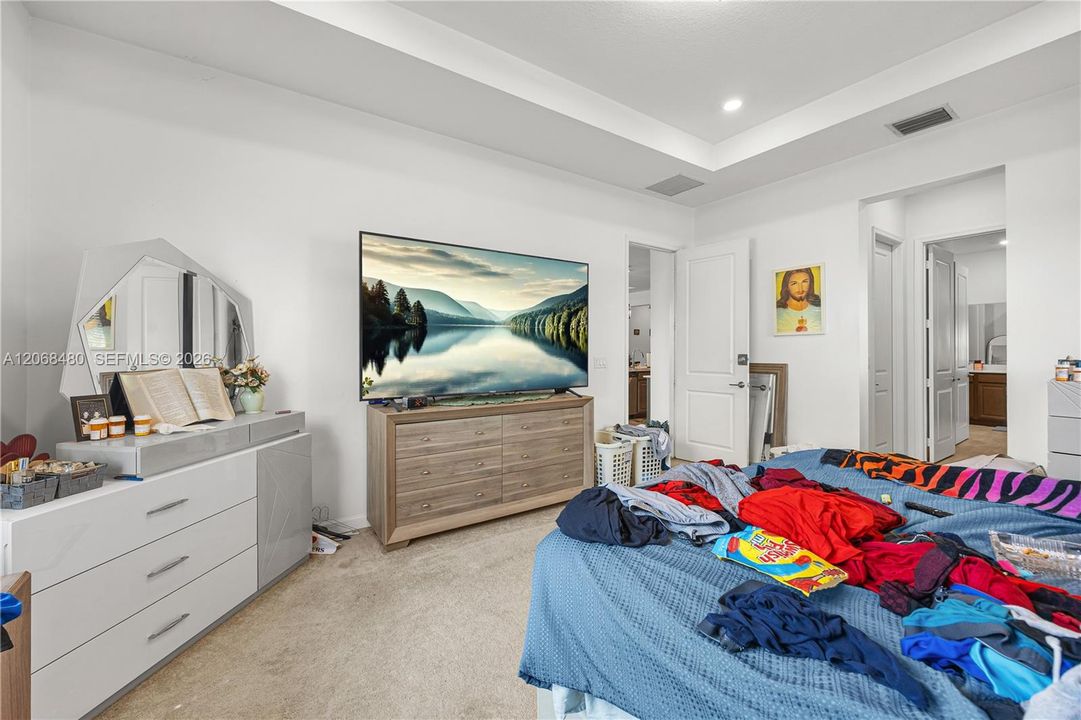 En Venta: $675,000 (4 camas, 3 baños, 2761 Pies cuadrados)