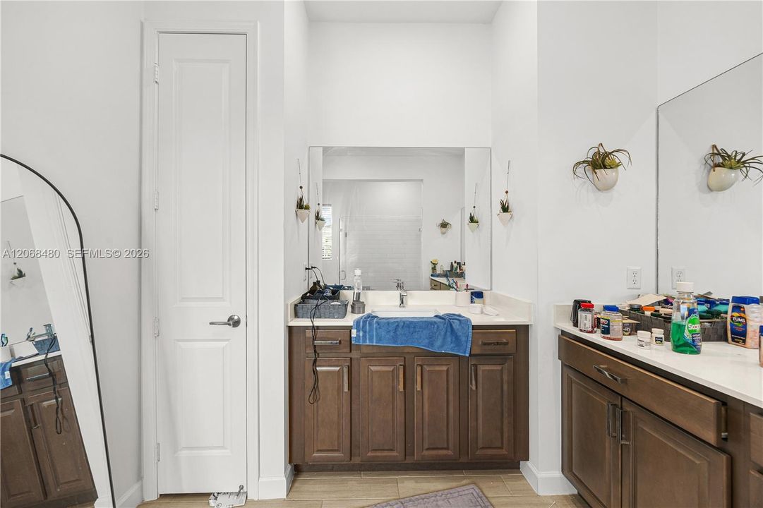 En Venta: $675,000 (4 camas, 3 baños, 2761 Pies cuadrados)