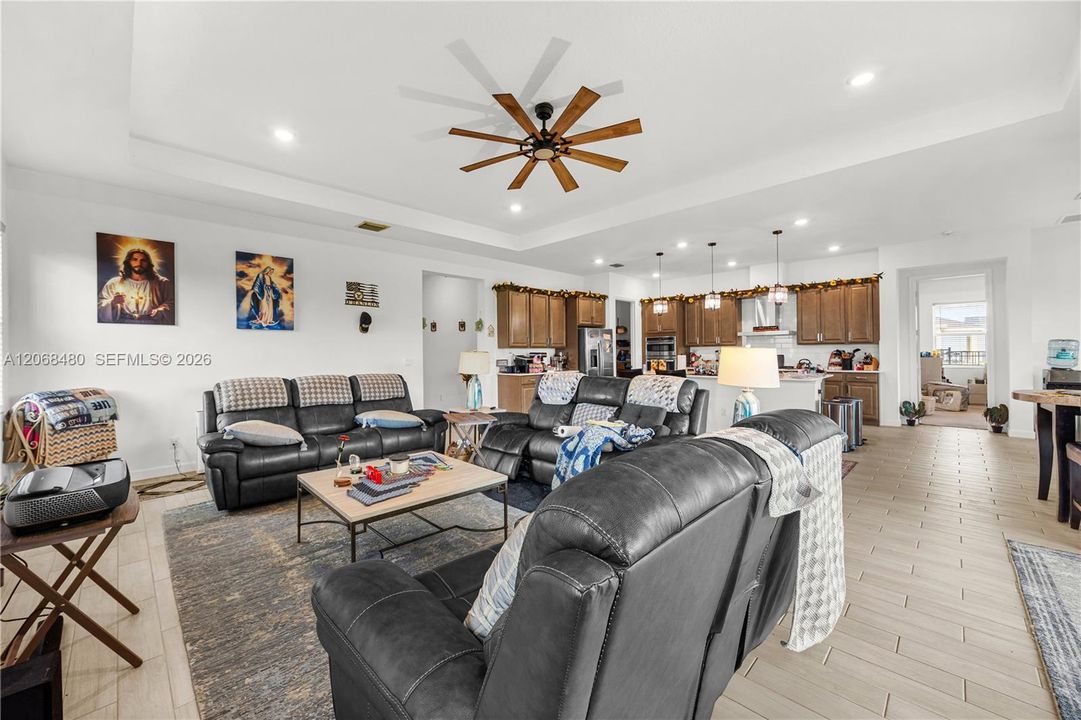 En Venta: $675,000 (4 camas, 3 baños, 2761 Pies cuadrados)