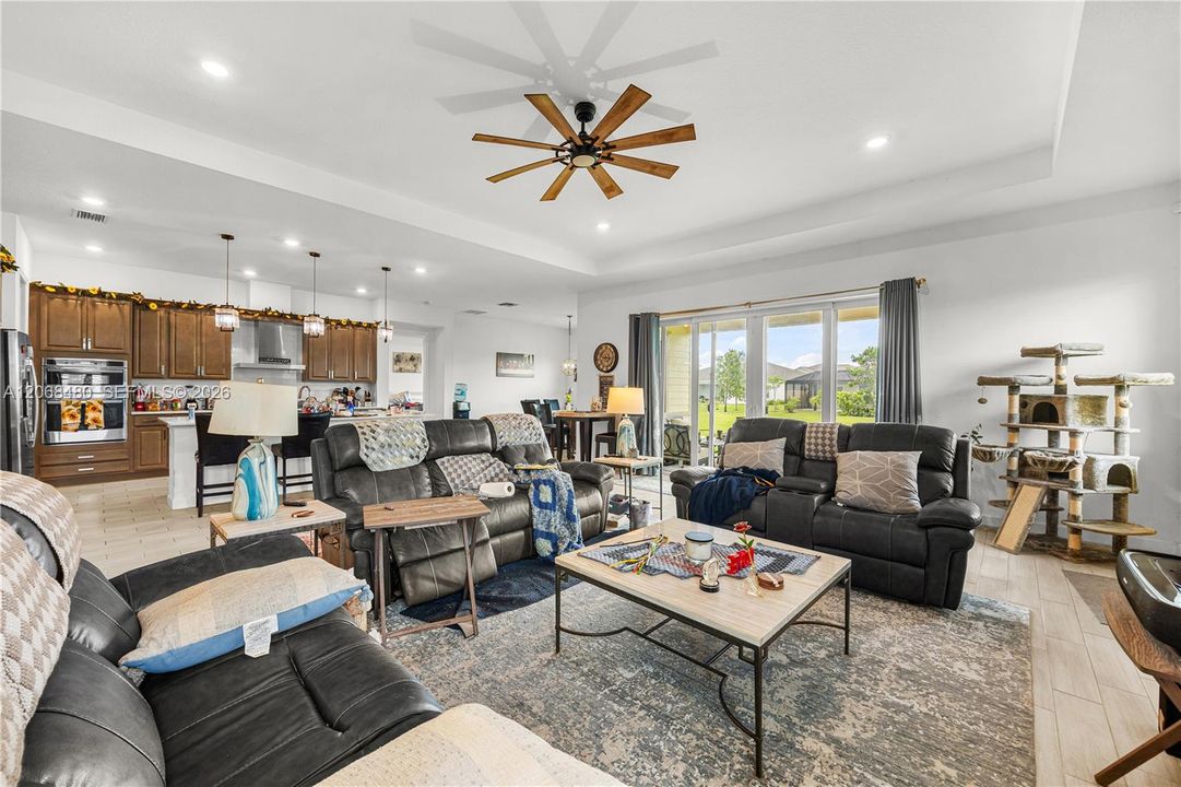 En Venta: $675,000 (4 camas, 3 baños, 2761 Pies cuadrados)