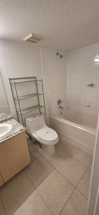 Activo con contrato: $2,000 (2 camas, 2 baños, 1060 Pies cuadrados)
