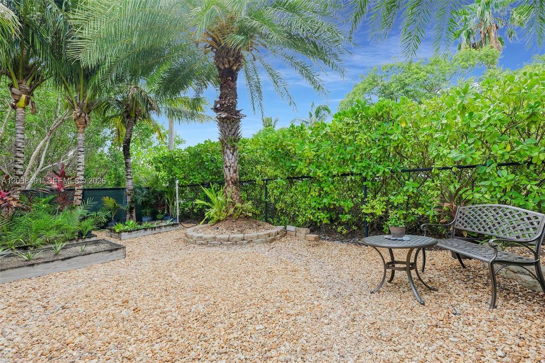 For Sale: $1,975,000 (3 beds, 2 baths, 1761 Square Feet)